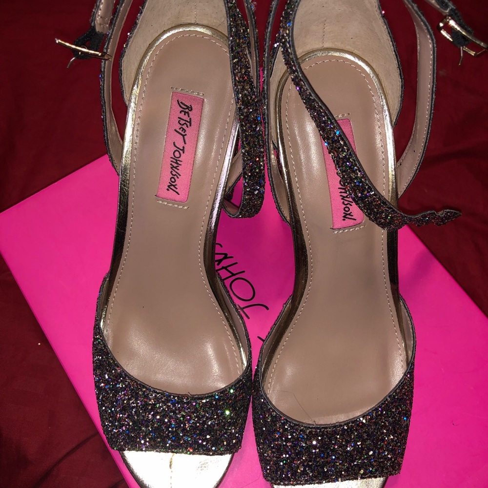 Multi glitter pumps
